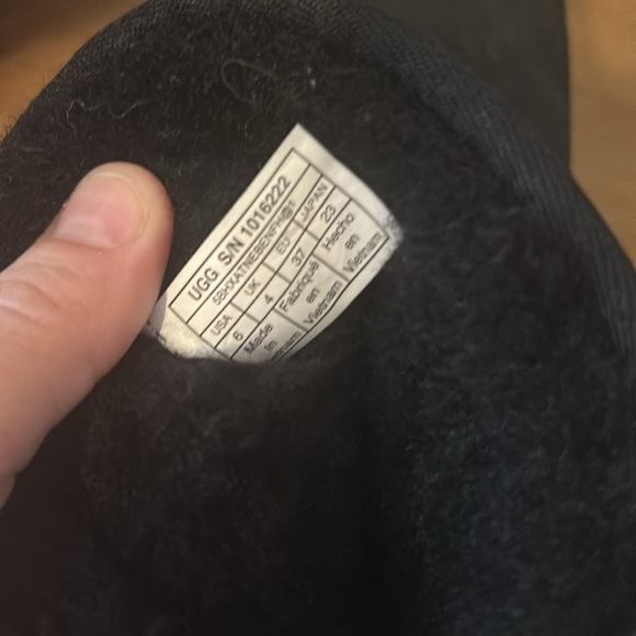 UGG Short Black Boots Size 6 Preowned - Picture 8 of 13